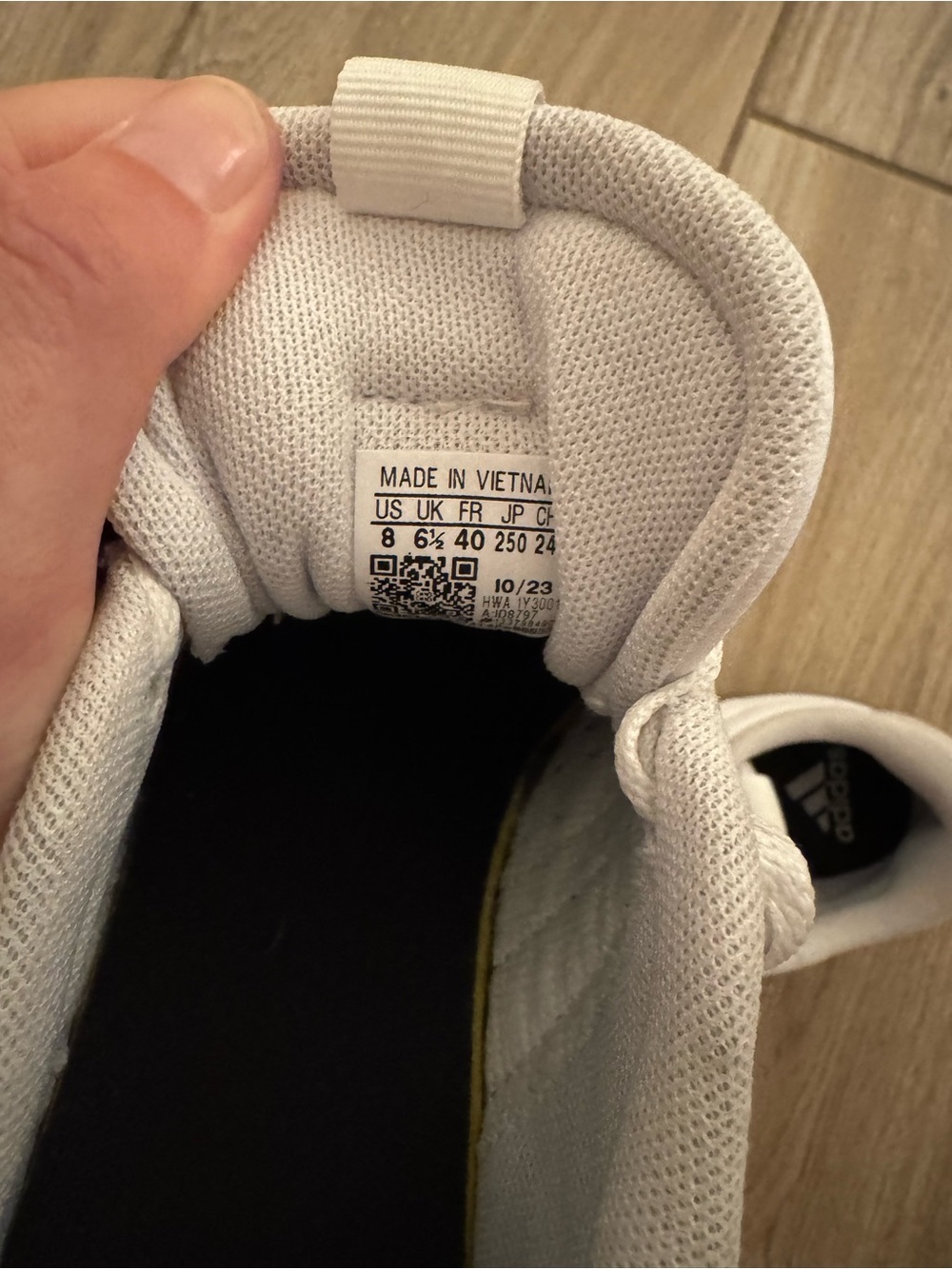 Adidas Women's White and Black Classic Sneaker. Size 8 - Picture 3 of 4
